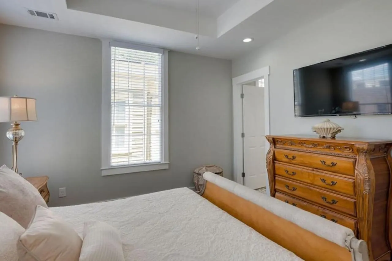 111 Waldburg Street Beautifully Renovated Historic 5 Bedroom 5 Bath Bed & Breakfast *