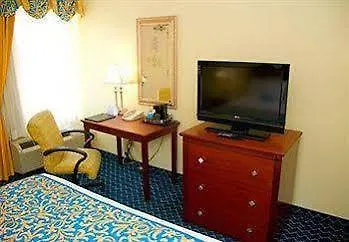 Hotel Baymont By Wyndham Midtown Savannah
