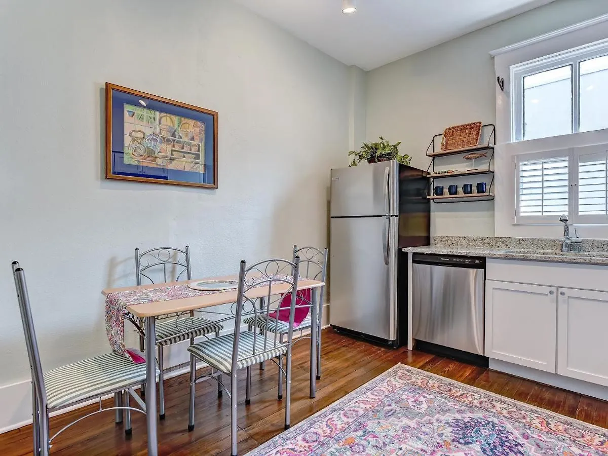 One Bed Downtown With Heated Pool Access Apartment Savannah