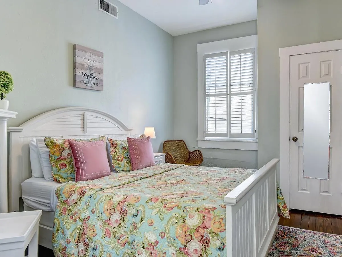 One Bed Downtown With Heated Pool Access *