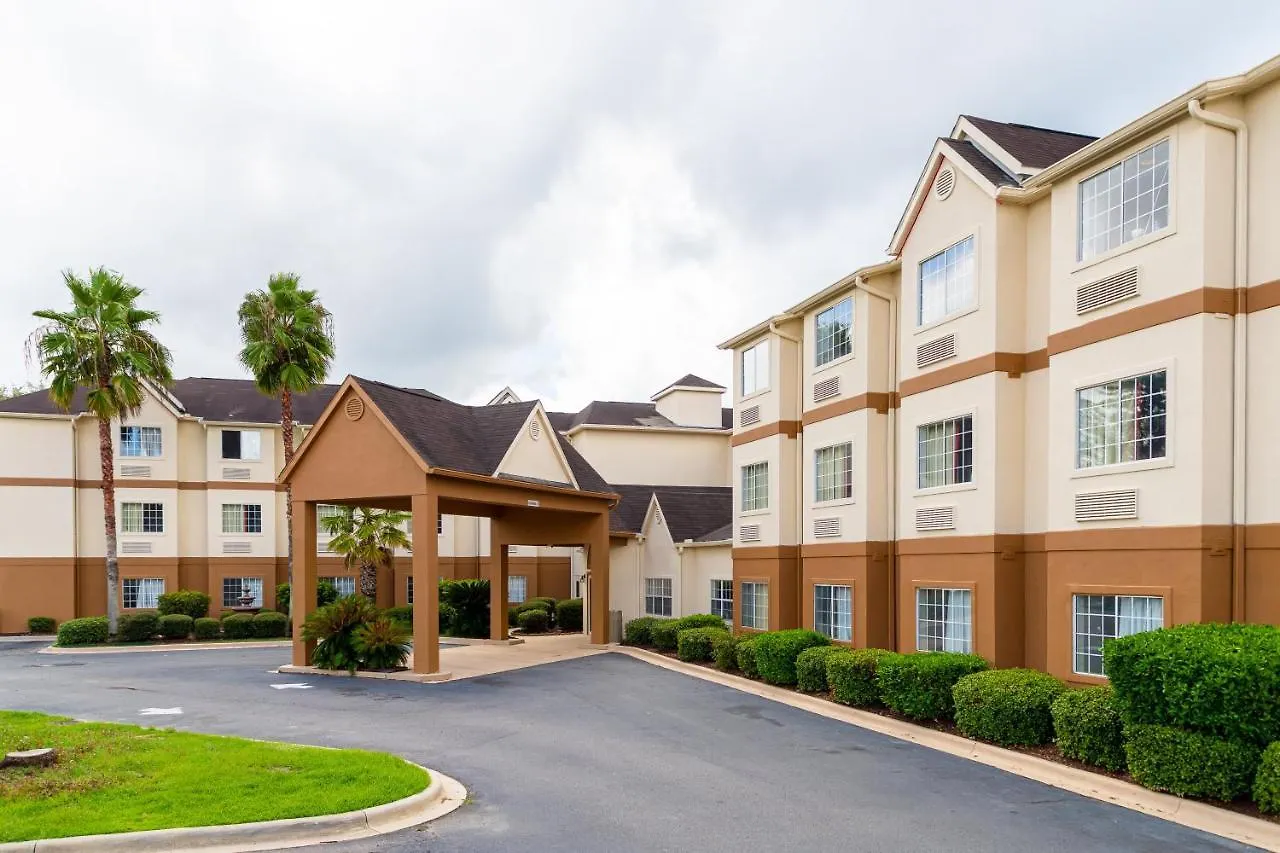 Red Roof Plus+ & Savannah - I-95 Hotel 3*