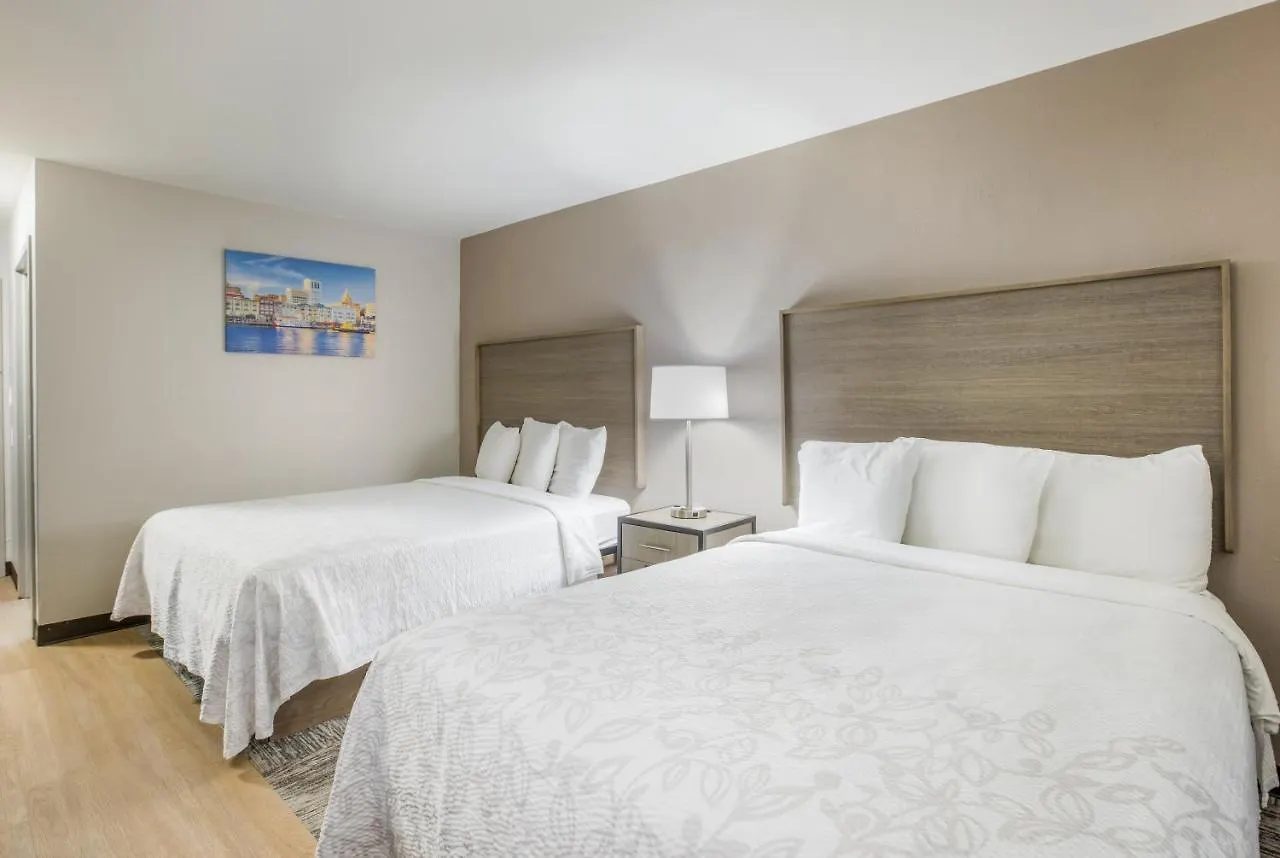 Red Roof Plus+ & - I-95 Hotel 3*