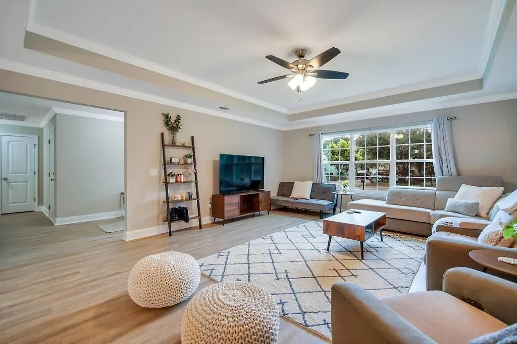 Holiday home Beautiful New Construction Only 4 Min To Downtown! *