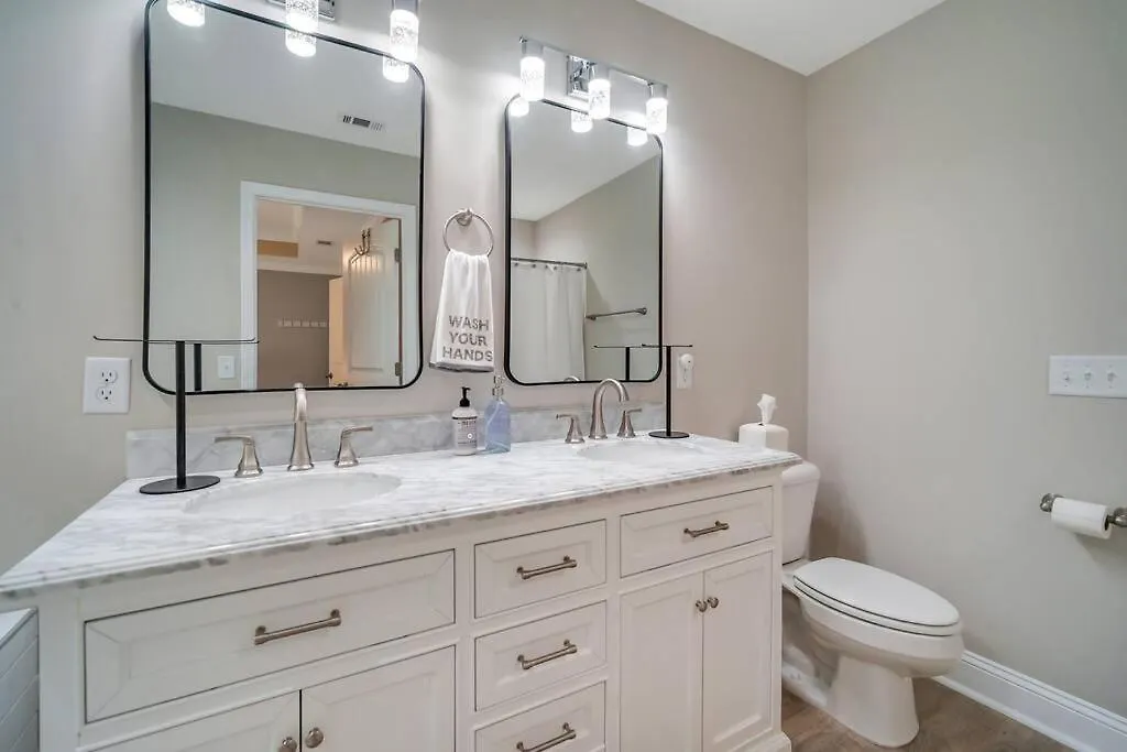 Beautiful New Construction Only 4 Min To Downtown! Holiday home