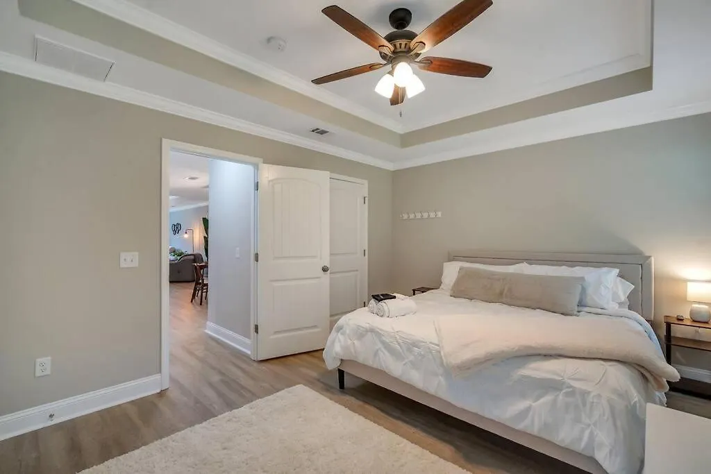 Holiday home Beautiful New Construction Only 4 Min To Downtown!