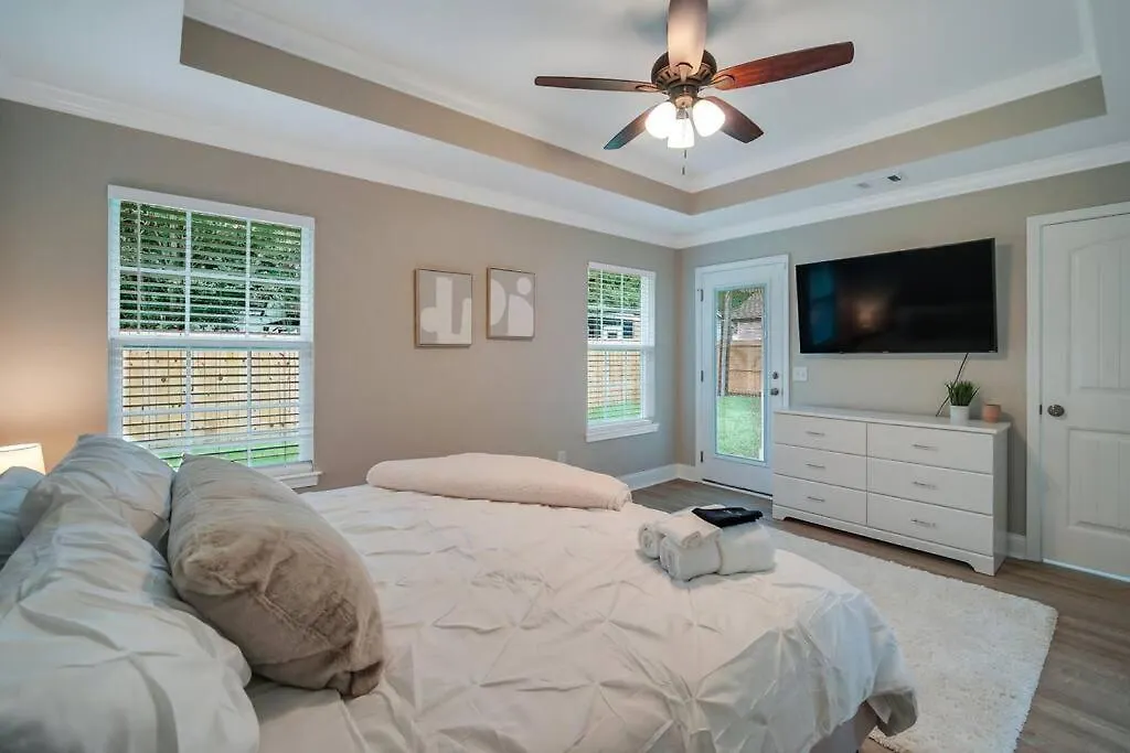 Beautiful New Construction Only 4 Min To Downtown! Savannah