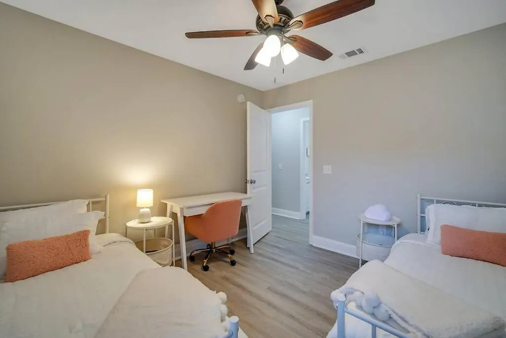Beautiful New Construction Only 4 Min To Downtown! Holiday home