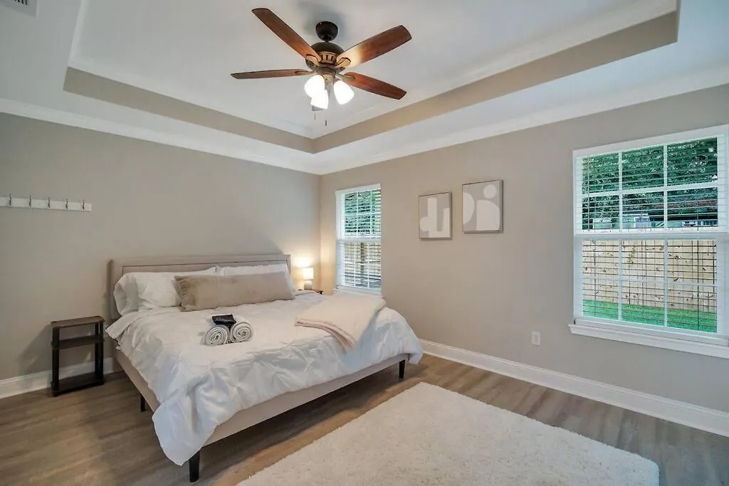 Beautiful New Construction Only 4 Min To Downtown! Holiday home