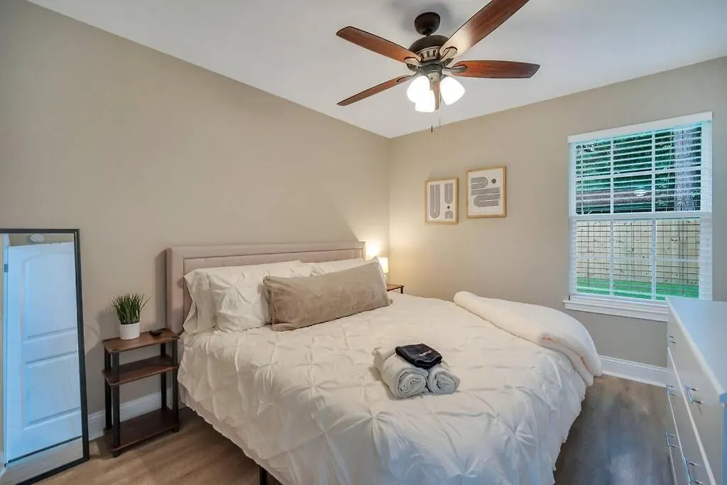 Holiday home Beautiful New Construction Only 4 Min To Downtown! *