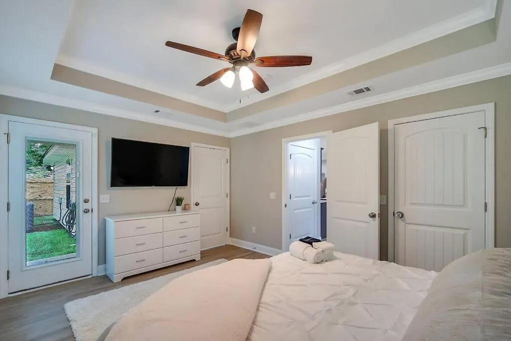 Beautiful New Construction Only 4 Min To Downtown! Holiday home *