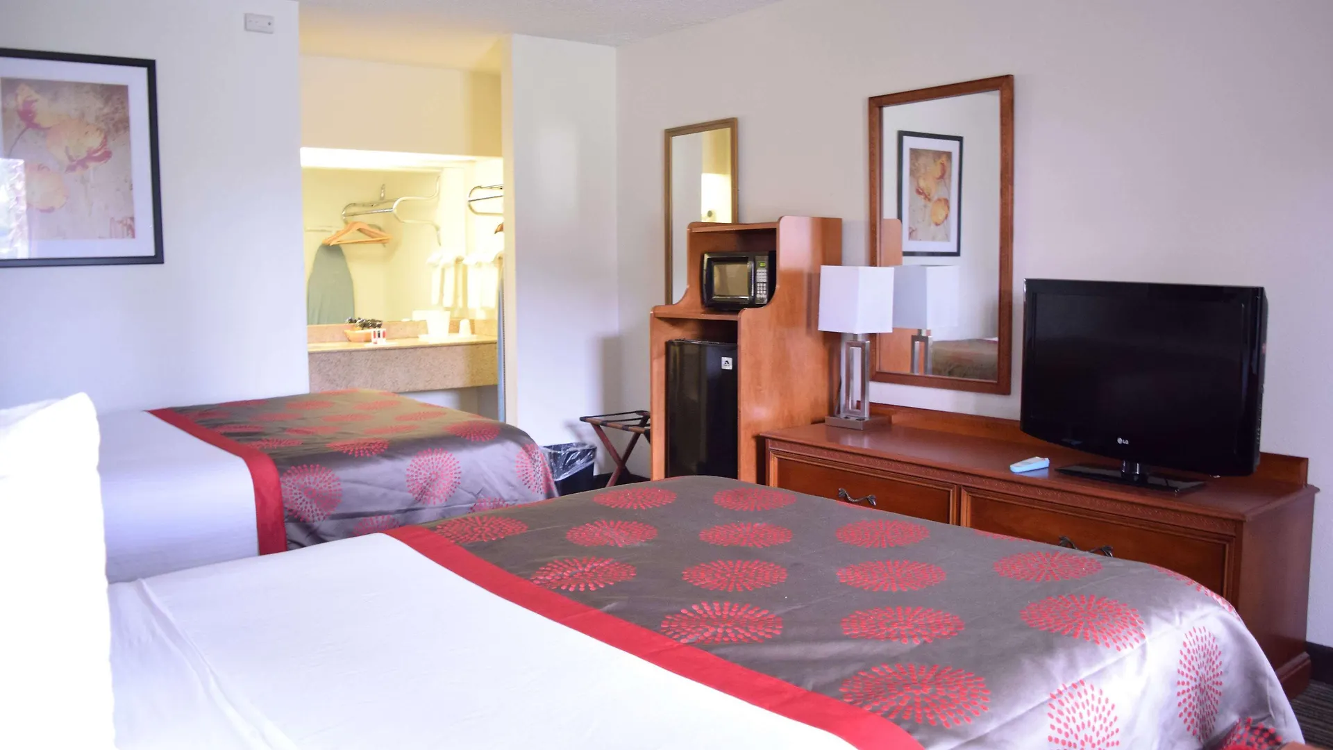 Ramada By Wyndham Savannah Gateway Motel