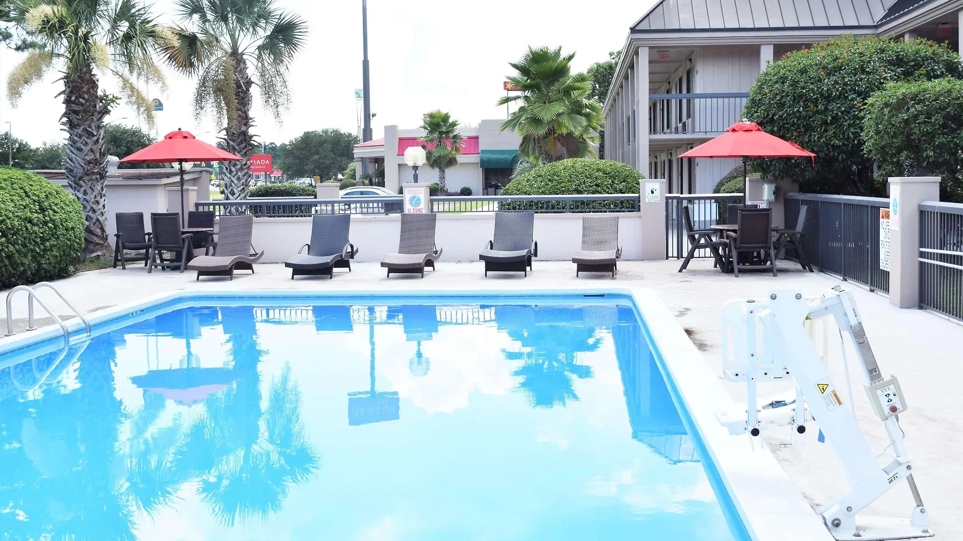 Ramada By Wyndham Savannah Gateway Motel 3*