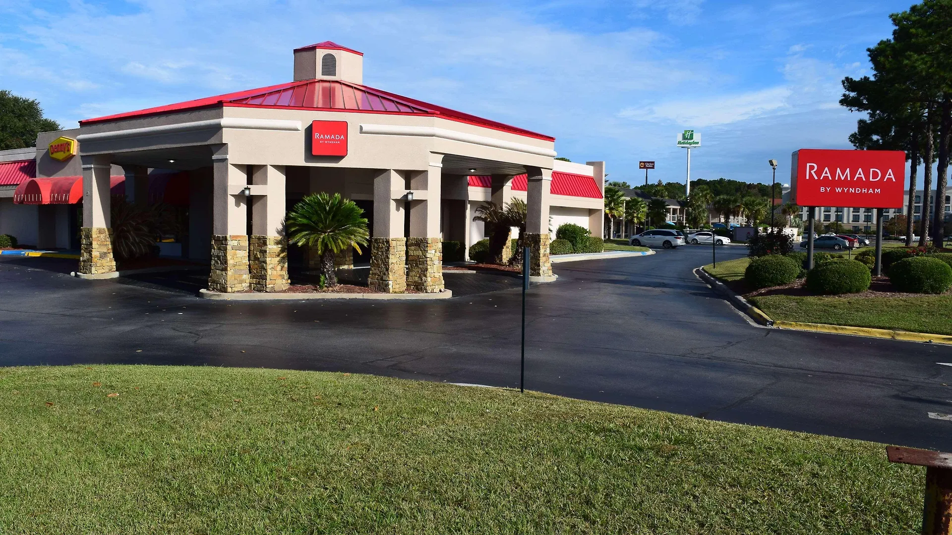 Ramada By Wyndham Savannah Gateway 3*