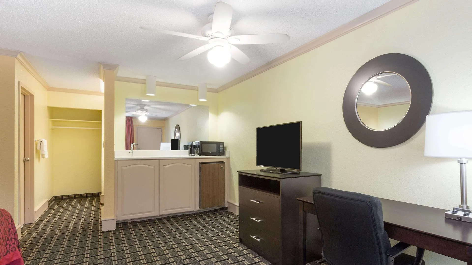 Days By Wyndham Airport Savannah