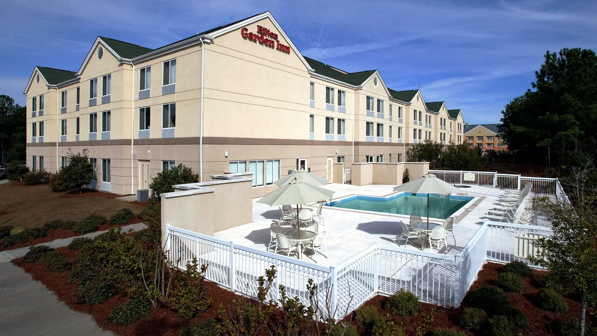 Hilton Garden Airport 3*