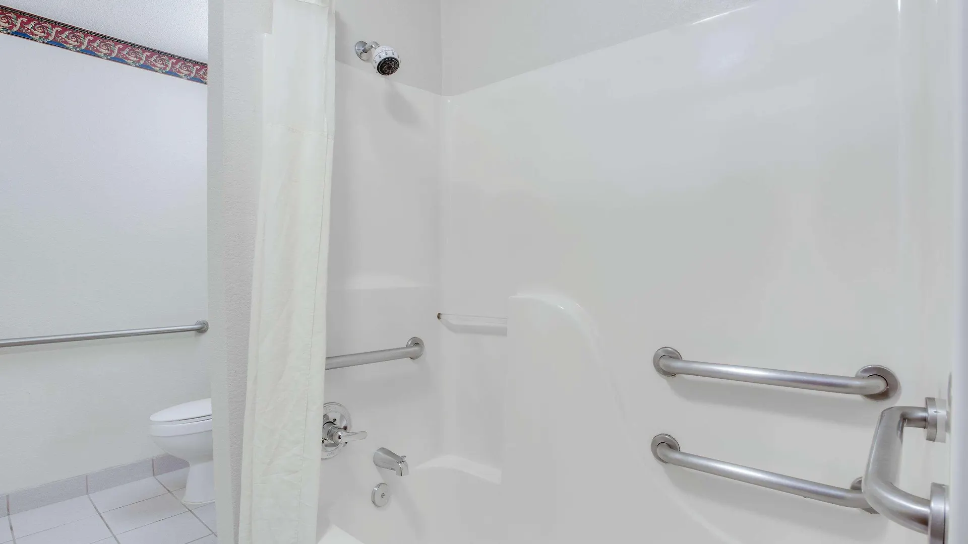 Microtel & By Wyndham Savannah/pooler