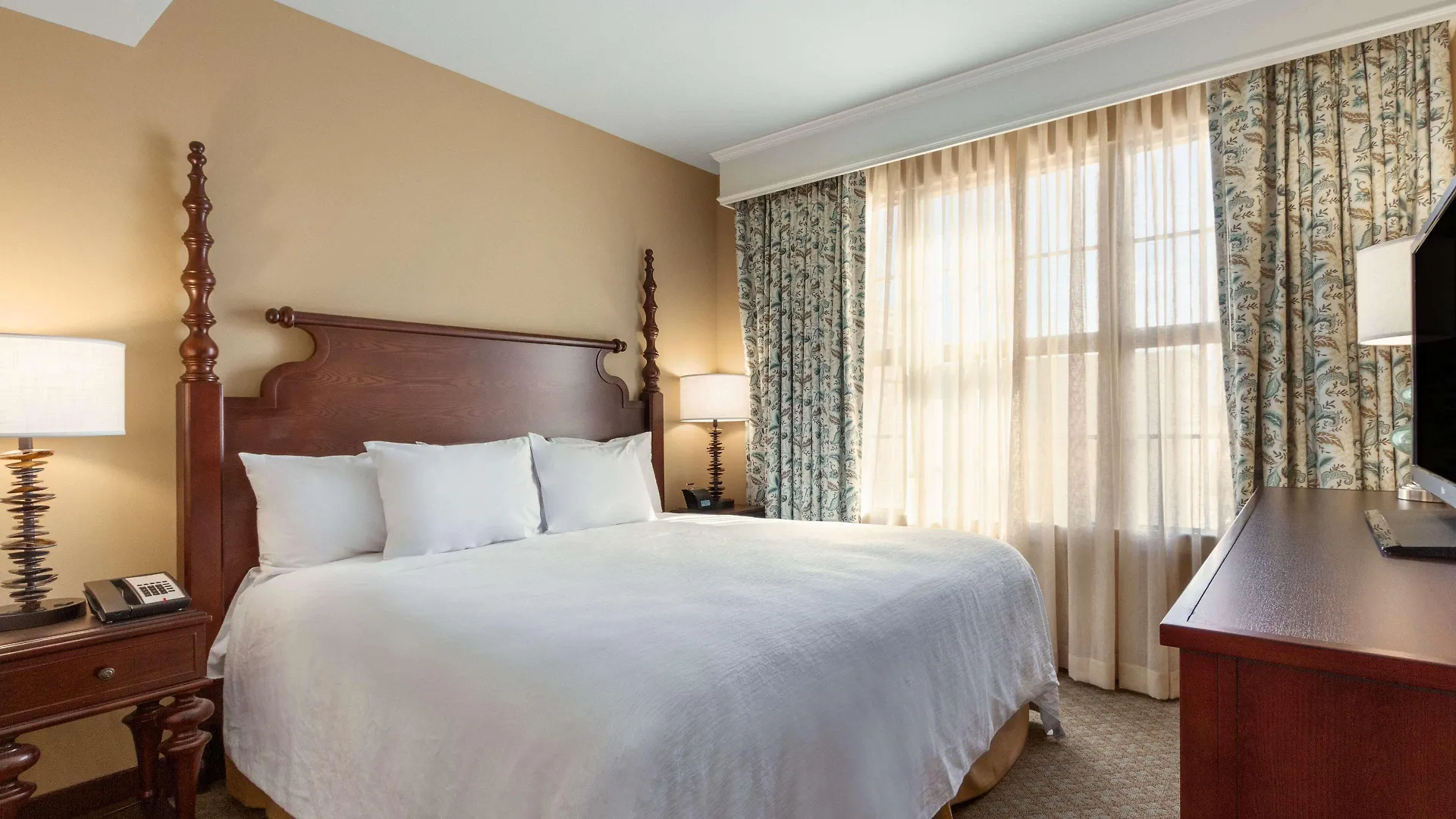 Hotel Embassy Historic District 4*