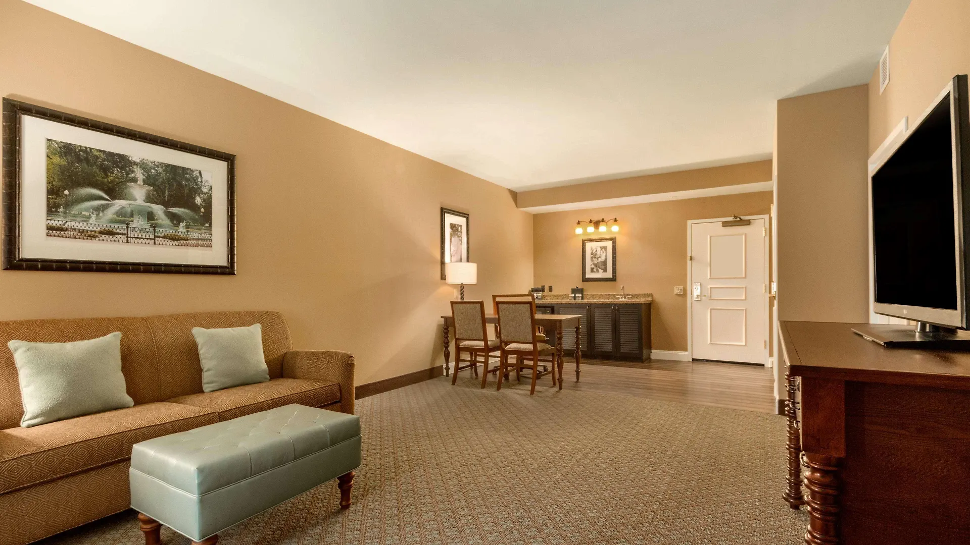 Hotel Embassy Historic District 4*