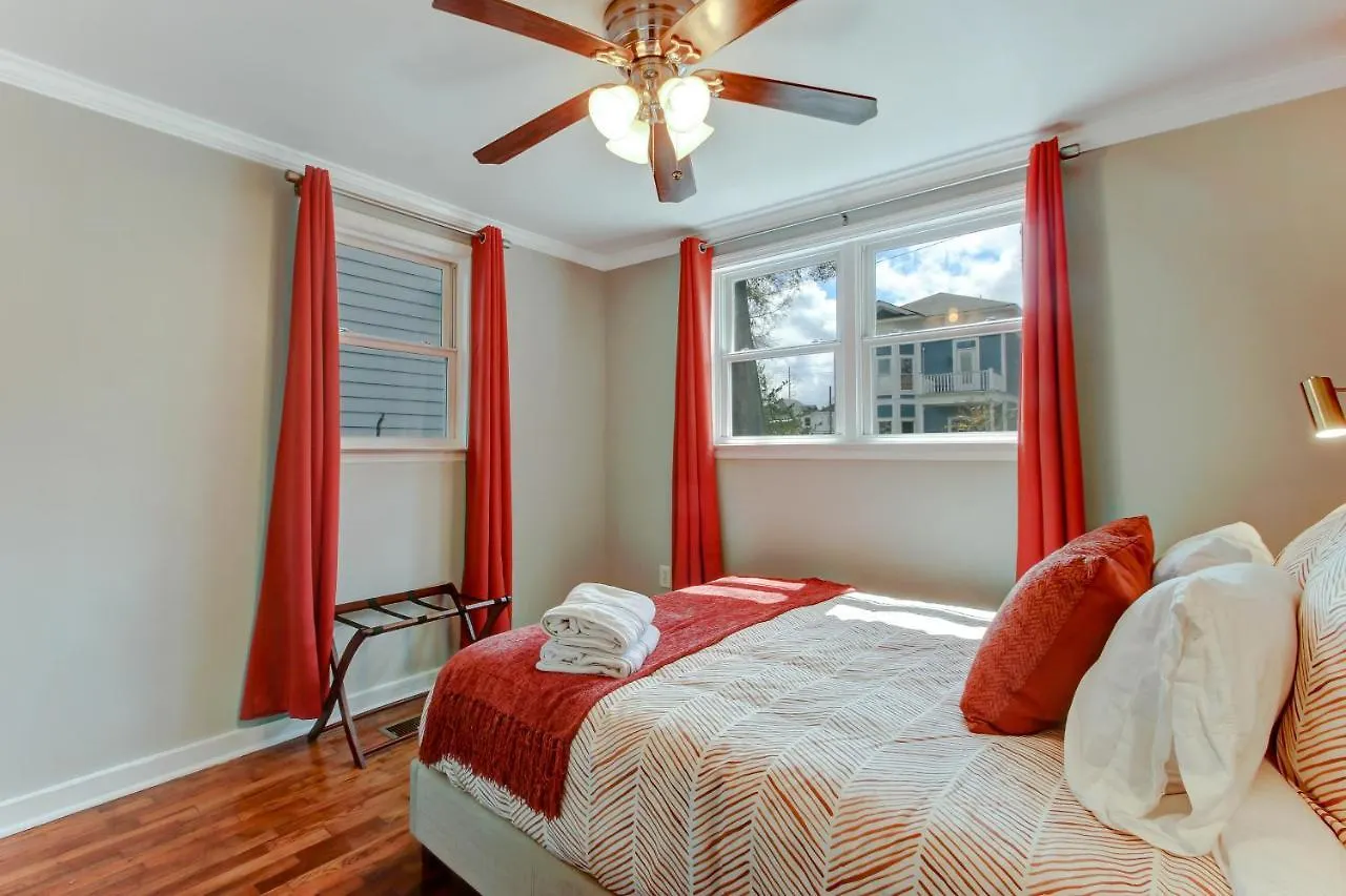 Vibrant, Colorful Building With Backyard Firepit And Games Daire Savannah