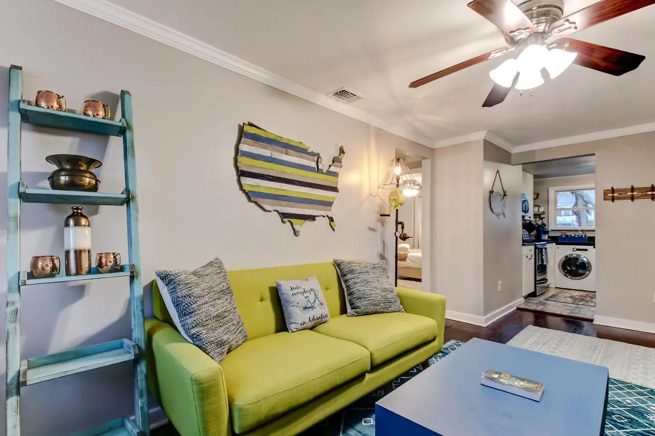 Daire Vibrant, Colorful Building With Backyard Firepit And Games *