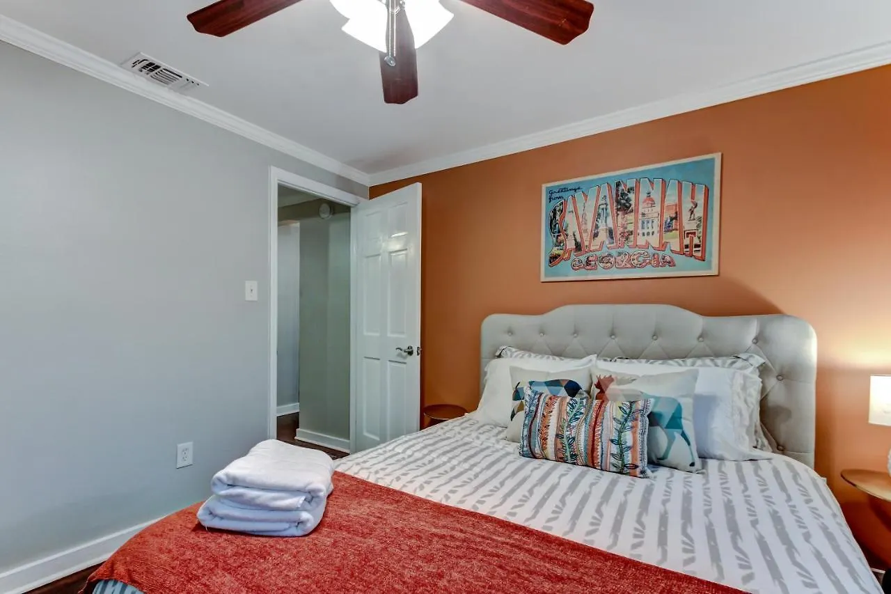 Daire Vibrant, Colorful Building With Backyard Firepit And Games Savannah