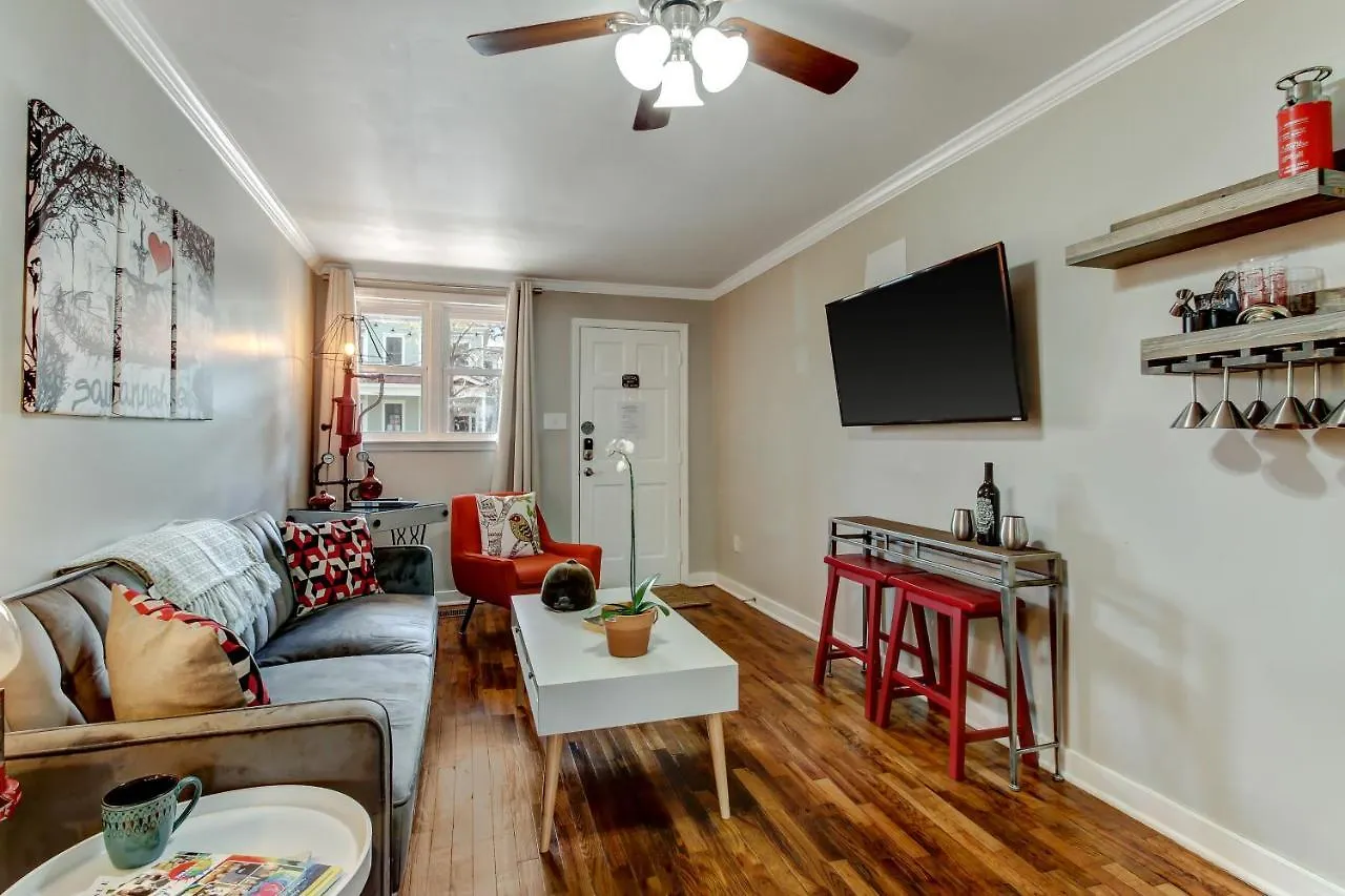 Daire Vibrant, Colorful Building With Backyard Firepit And Games Savannah