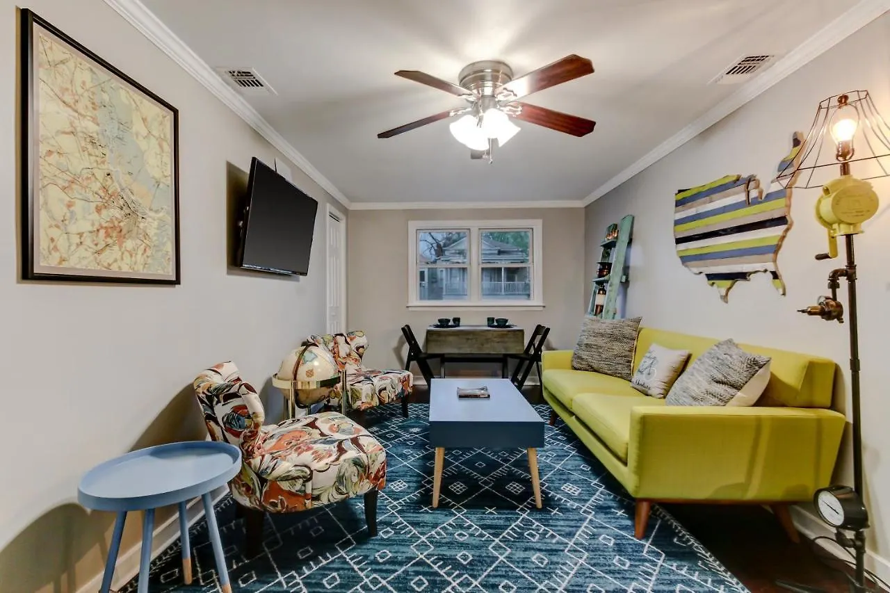 Daire Vibrant, Colorful Building With Backyard Firepit And Games