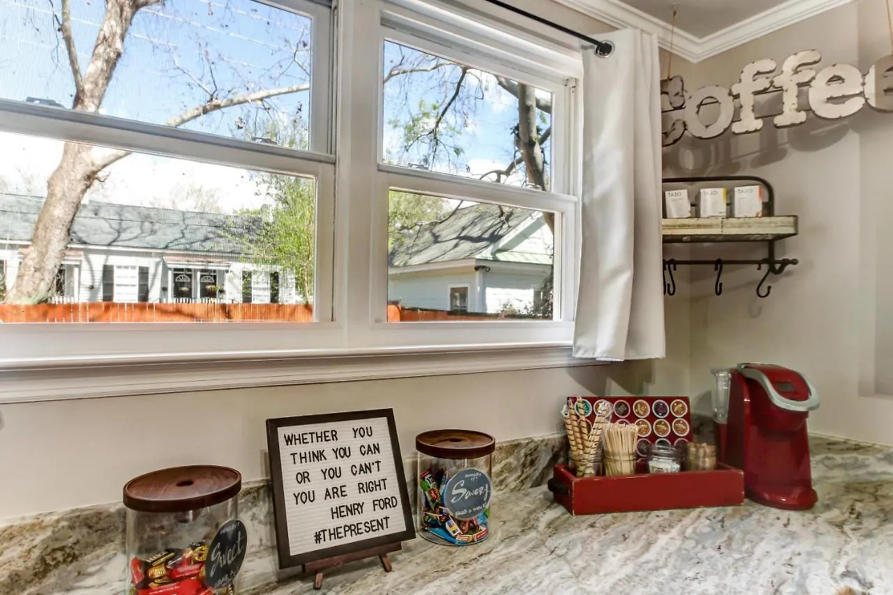 Daire Vibrant, Colorful Building With Backyard Firepit And Games *