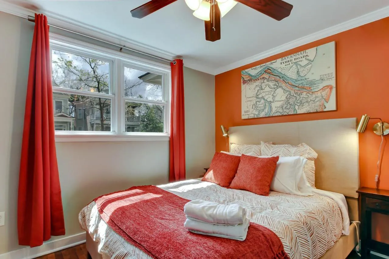 Daire Vibrant, Colorful Building With Backyard Firepit And Games Savannah