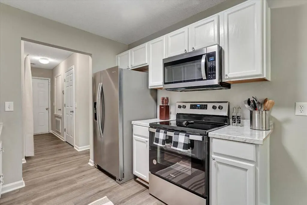 Modern And Comfortable For Your Next Stay! * Savannah