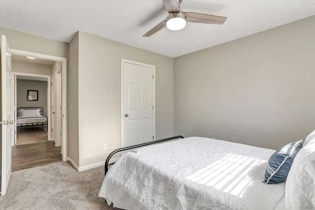 Modern And Comfortable For Your Next Stay! Savannah