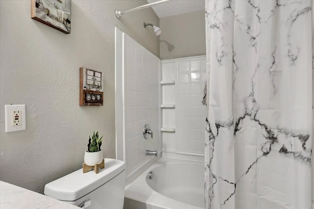 Modern And Comfortable For Your Next Stay! Savannah