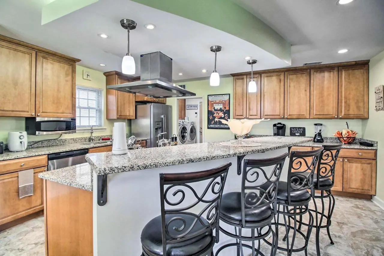 Holiday home Escape About 11 Mi To Historic District! Savannah