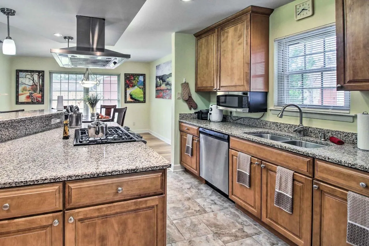 Escape About 11 Mi To Historic District! Holiday home