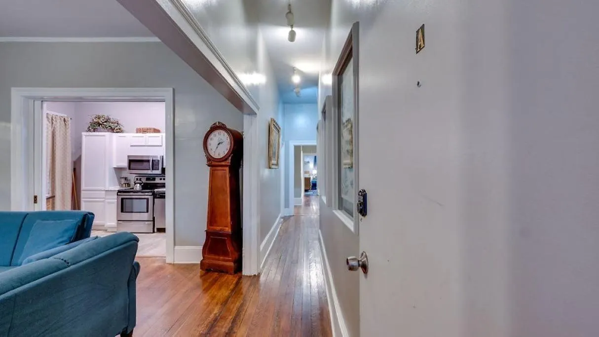 B&B Comfortable Escape In Historic Downtown