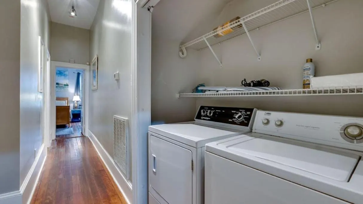 Comfortable Escape In Historic Downtown B&B 서배너