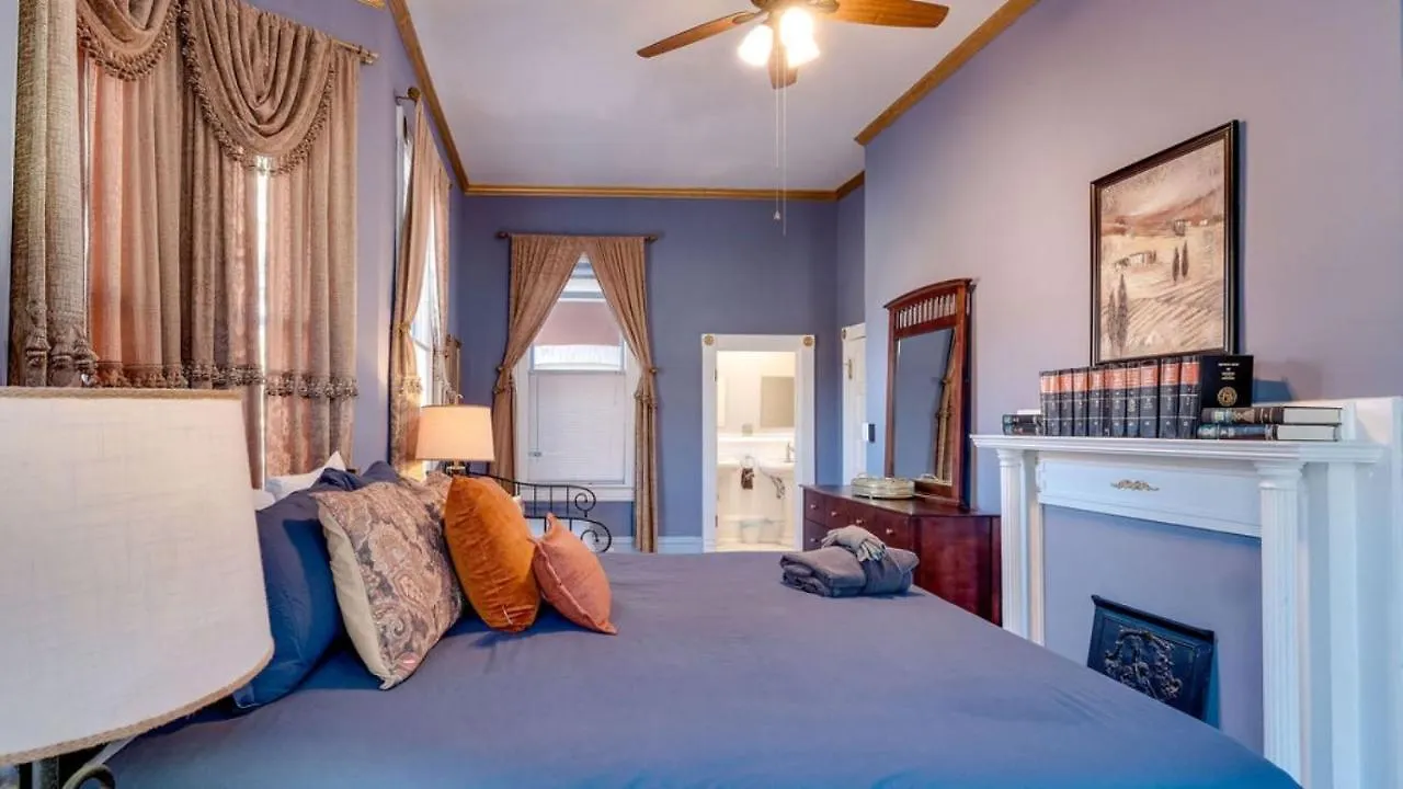 Elegant 2 Bed Directly On Forsyth Park Savannah