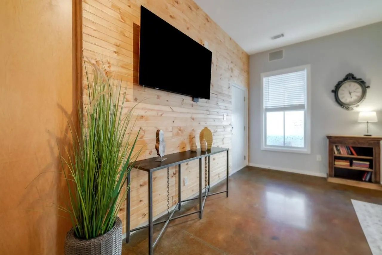 Southern Charmer-historic District Downtown-front Porch-walk Score 90!!-private Parking-1 Minute To Forsyth Park 別荘 *