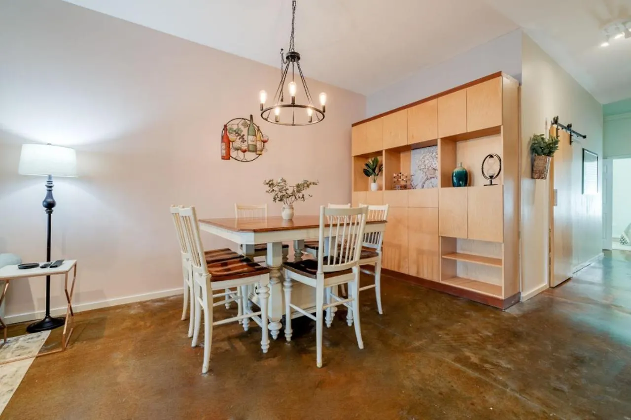 Southern Charmer-historic District Downtown-front Porch-walk Score 90!!-private Parking-1 Minute To Forsyth Park * サバンナ