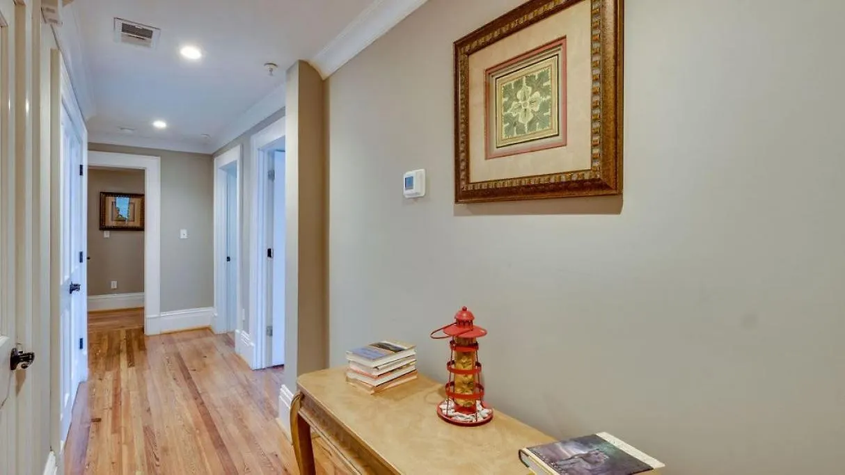201 York #3 - Homey Downtown 2 Bedroom Steps From The River * Savannah