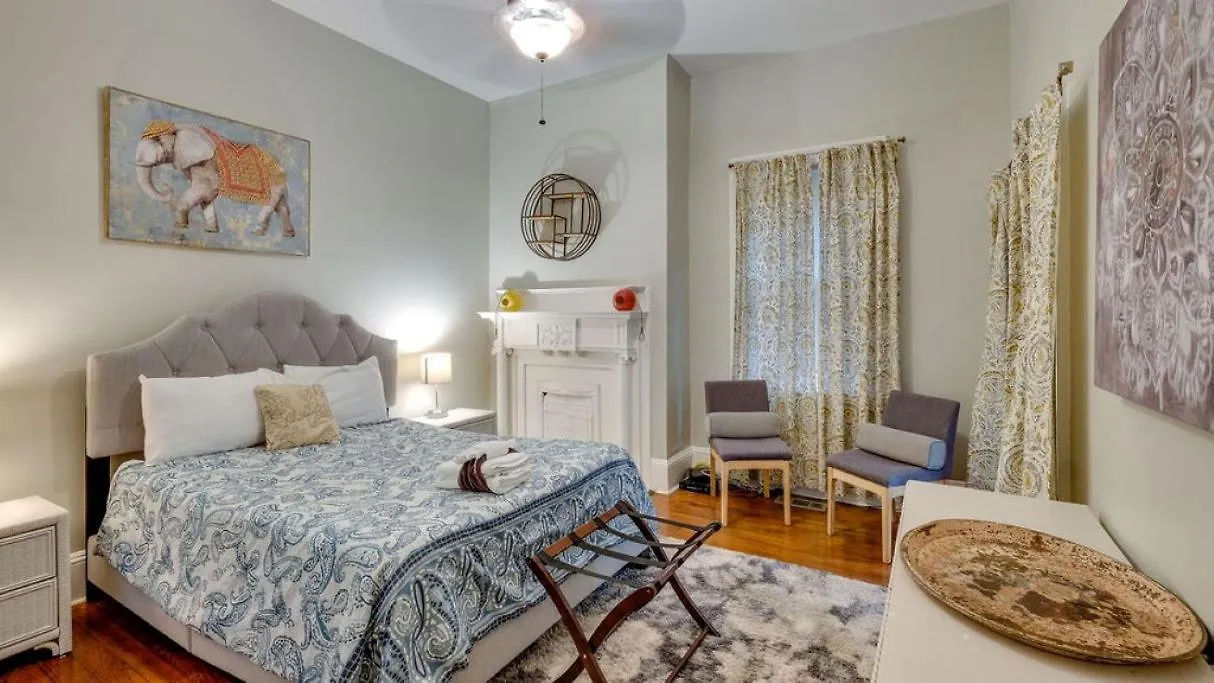 B&B Comfortable Escape In Historic Downtown