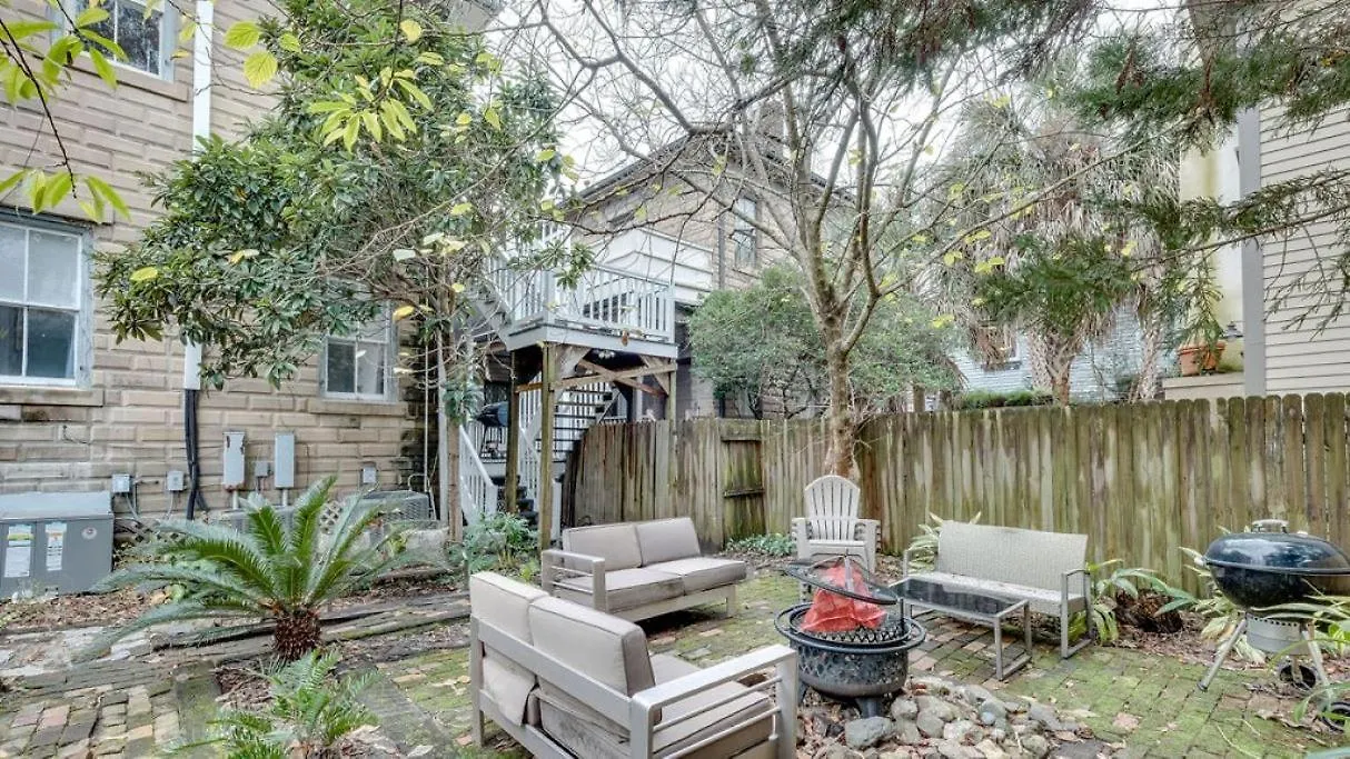 Comfortable Escape In Historic Downtown B&B
