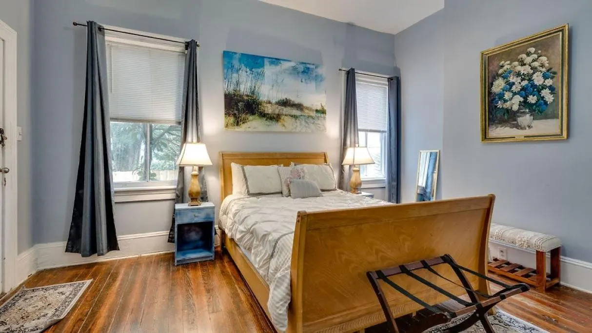 Comfortable Escape In Historic Downtown B&B