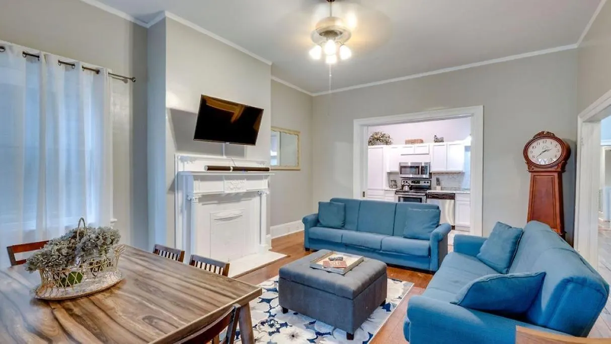 Comfortable Escape In Historic Downtown B&B