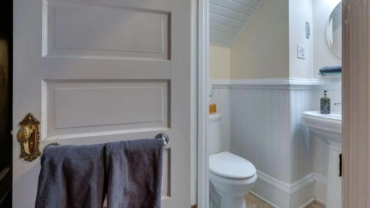 Elegant 2 Bed Directly On Forsyth Park * Savannah
