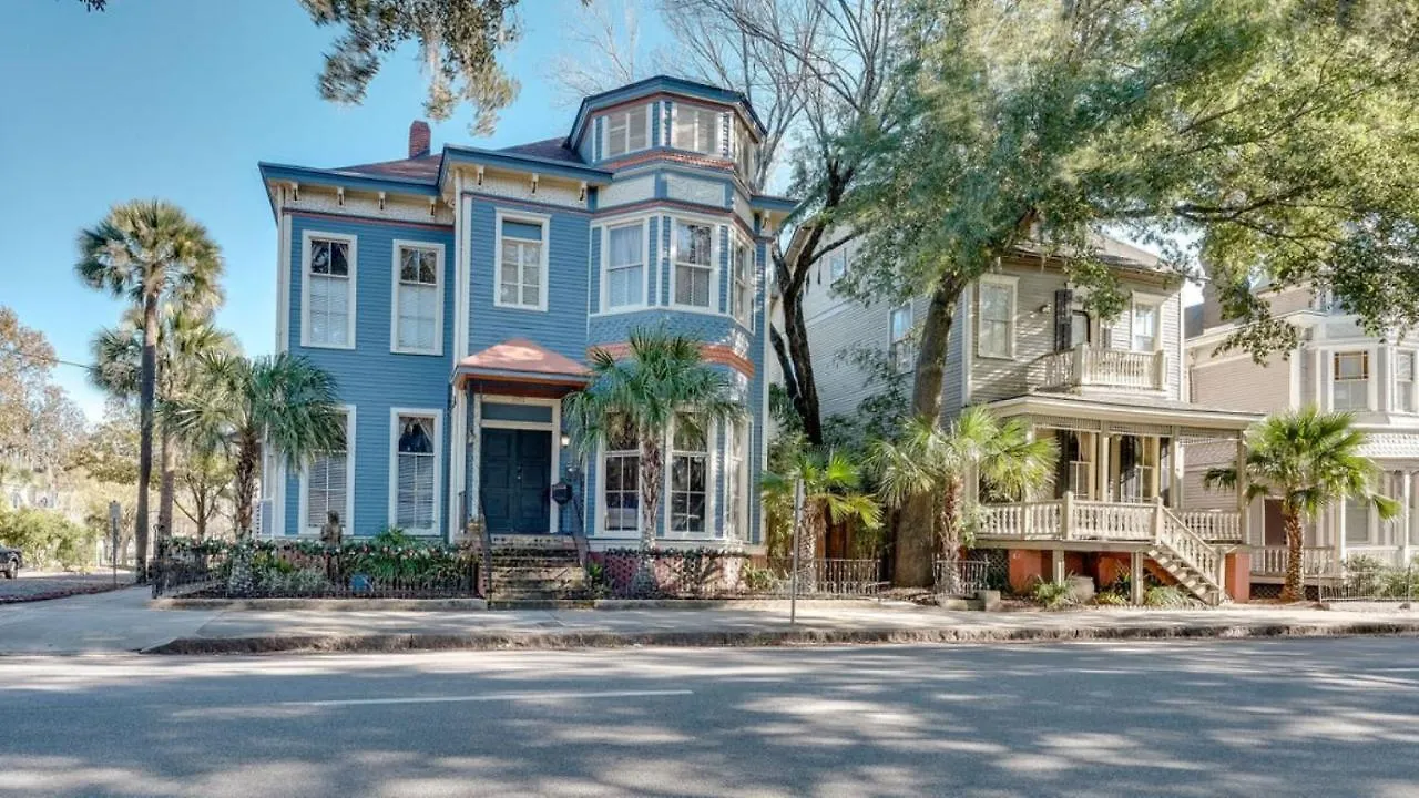 Elegant 2 Bed Directly On Forsyth Park *