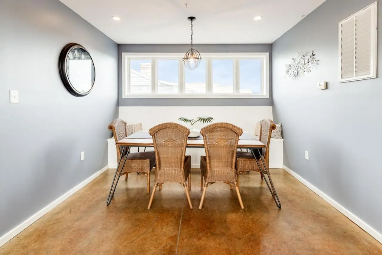 Historic Downtown Patio Retreat