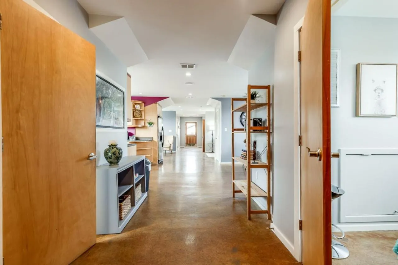 Historic Downtown Patio Retreat *