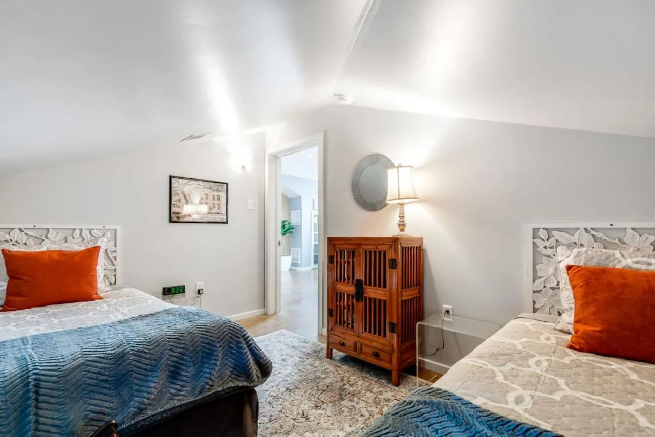 Walk Score 90!!-historic Downtown District-2 Blocks To Famous Forsyth Park- Huge Private Patio-private Parking * サバンナ
