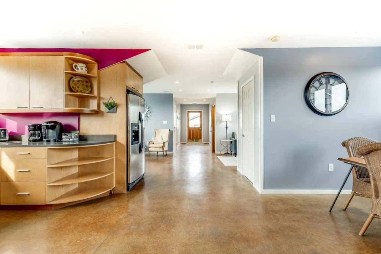 Historic Downtown Patio Retreat *